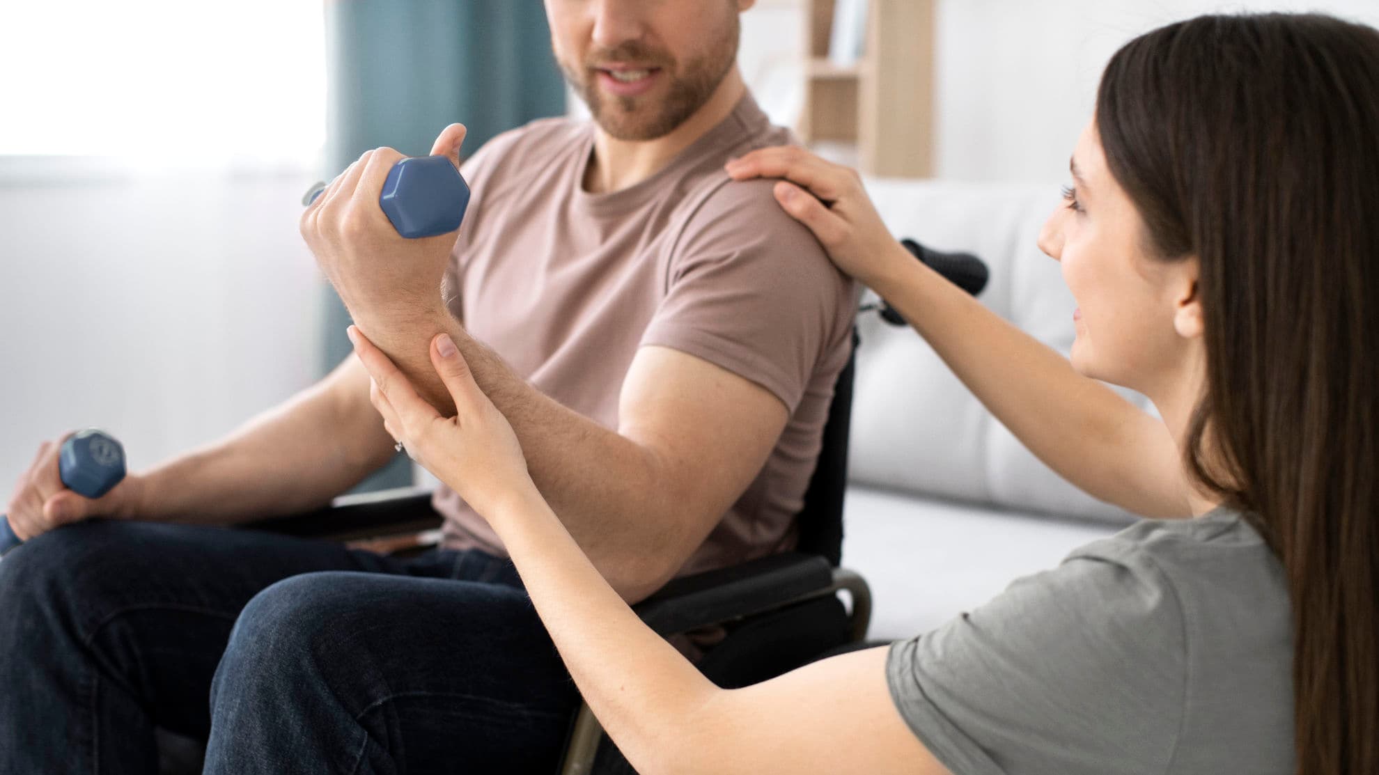 ATHERA Therapeut unterstützt Patienten bei Schulterübungen in der Physiotherapie-Praxis