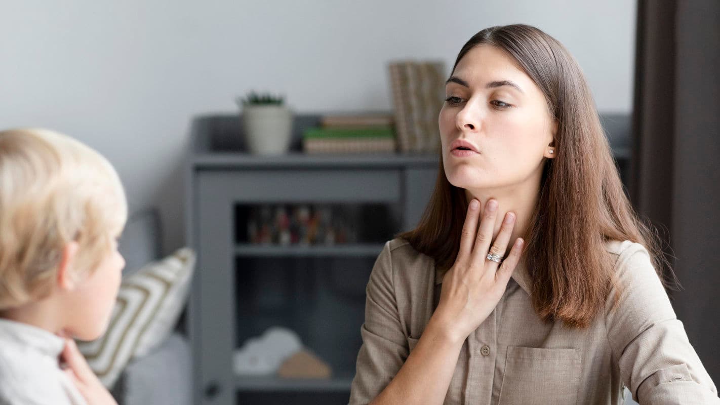 ATHERA Logopädin untersucht Mund und Rachenraum eines Patienten