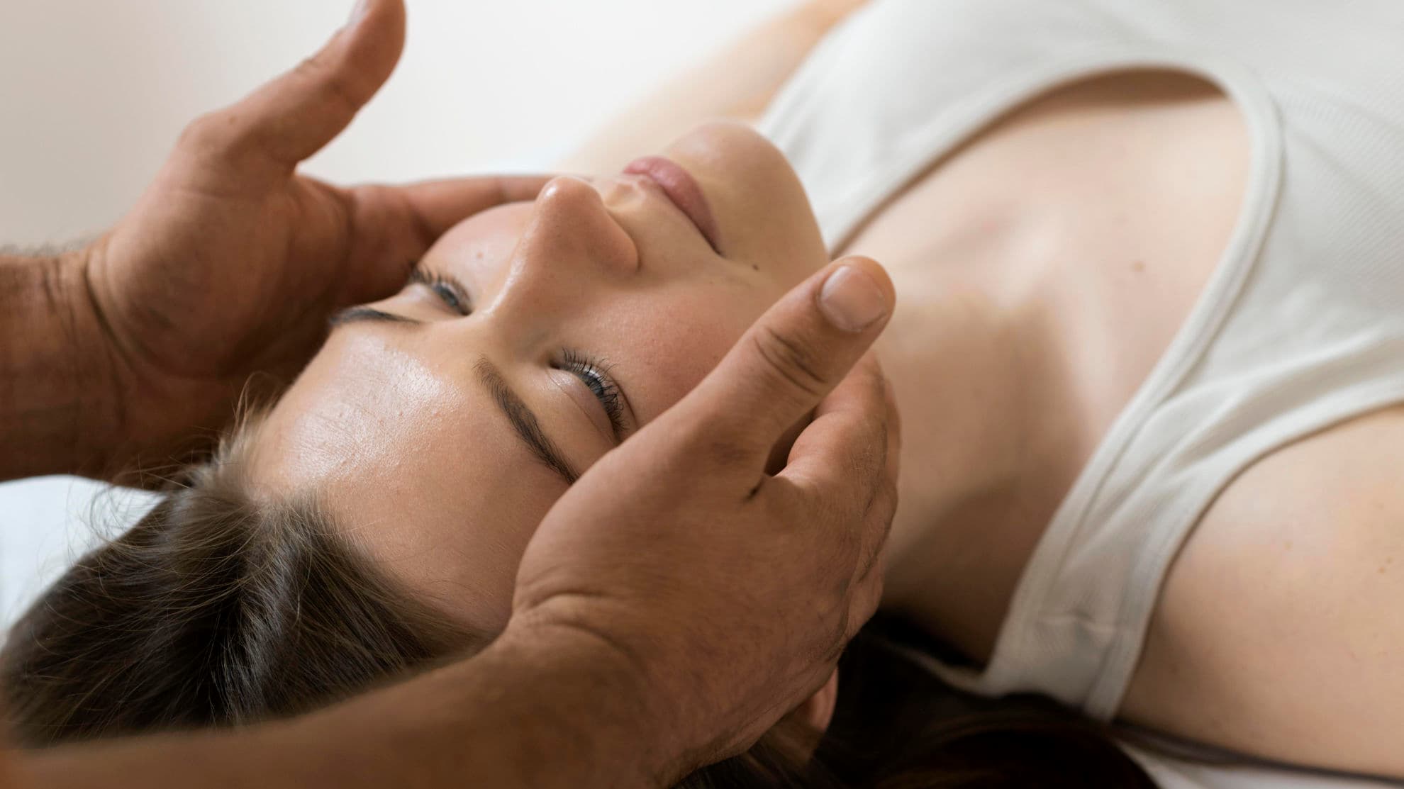 ATHERA Therapeutin behandelt Nacken und Schulter einer Patientin mit PNF-Therapie