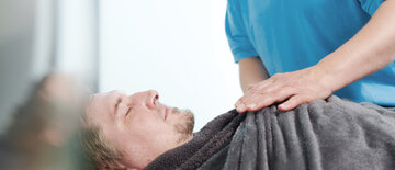 Patient und Therapeut bei der Physiotherapie